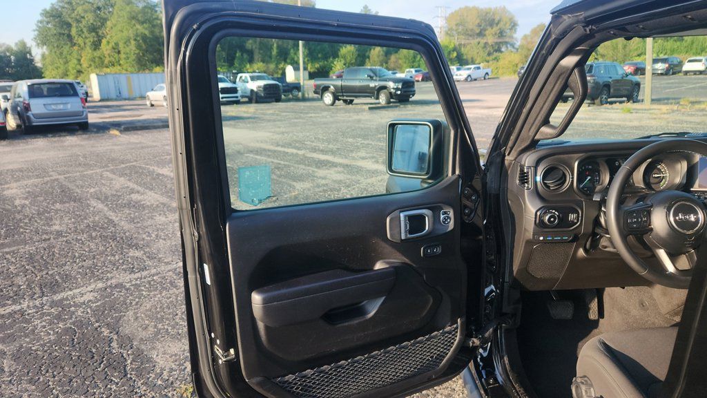Used 2024 Jeep Wrangler Unlimited Rubicon 4xe AWD/4WD image 16