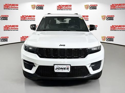 Used 2023 Jeep Grand Cherokee Altitude AWD/4WD image 12
