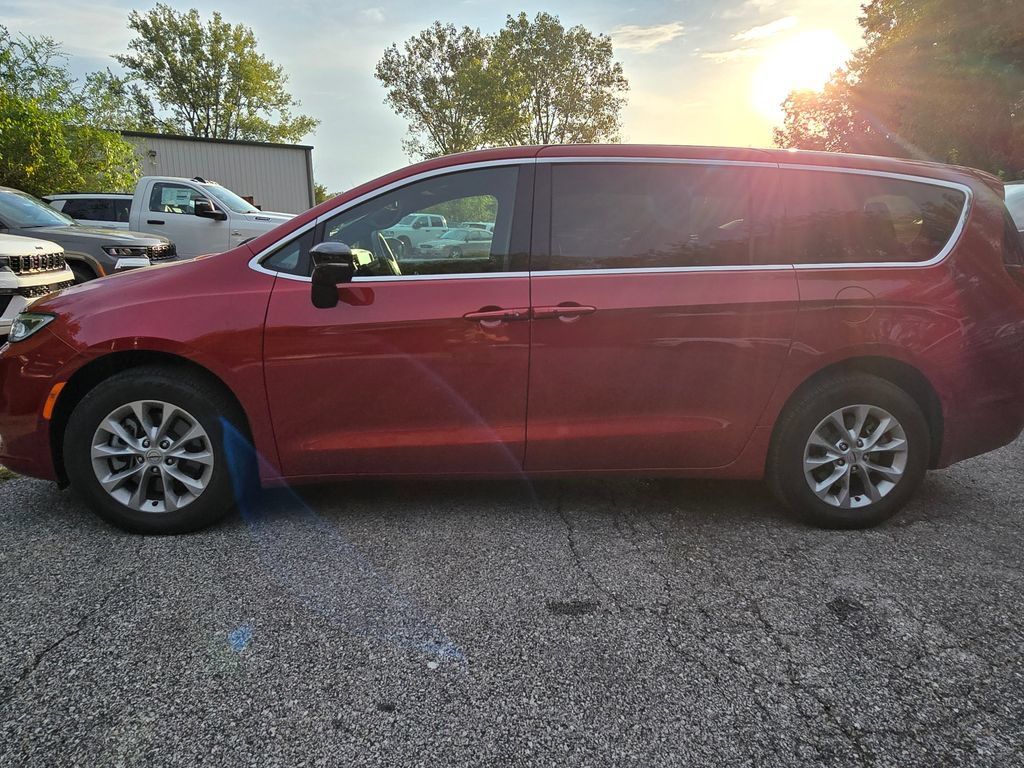 Used 2025 Chrysler Pacifica Select AWD/4WD image 4