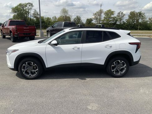 Used 2025 Chevrolet Trax LT w/ LT Convenience Package FWD image 8