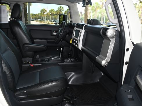 Used 2013 Toyota FJ Cruiser 4WD w/ Convenience Pkg image 21