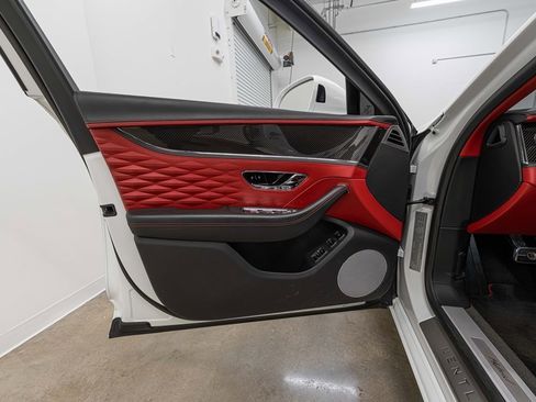 Used 2022 Bentley Flying Spur Plug-In Hybrid image 46