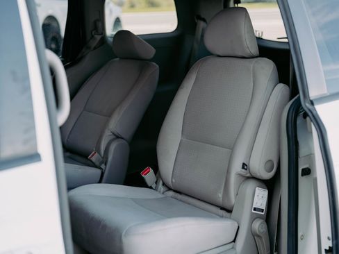 Used 2017 Kia Sedona LX image 11