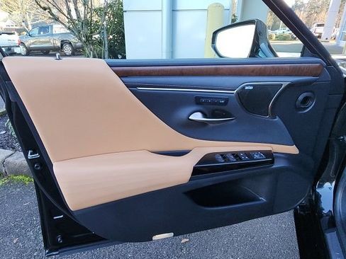 Used 2022 Lexus ES 300h w/ Luxury Package image 15