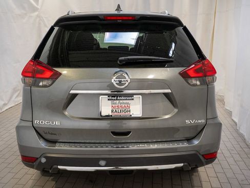 Used 2017 Nissan Rogue SV w/ SV Premium Package image 5