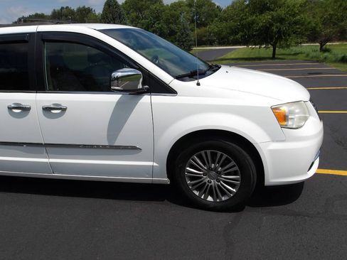 Used 2014 Chrysler Town & Country Touring-L w/ Trailer Tow Group FWD image 34