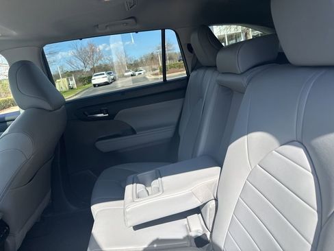 Used 2023 Toyota Highlander XLE image 10