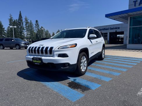 Used 2018 Jeep Cherokee Latitude w/ Cold Weather Group AWD/4WD image 3
