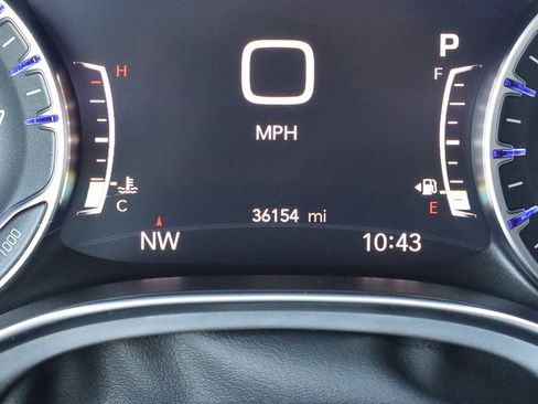 Used 2025 Chrysler Pacifica Limited image 35