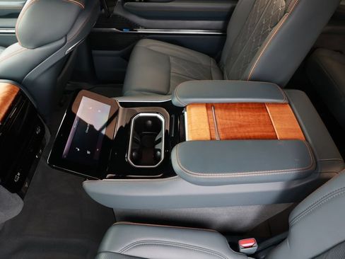 Used 2022 Jeep Grand Wagoneer Series III w/ Rear Seat Video Group 1 AWD/4WD image 40