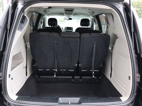 Used 2016 Dodge Grand Caravan SXT w/ UConnect Hands-Free Group FWD image 4