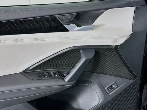 Used 2025 Volkswagen Tiguan SE image 15