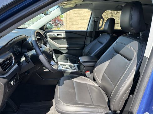 Used 2023 Ford Explorer XLT w/ Equipment Group 202A AWD/4WD image 9