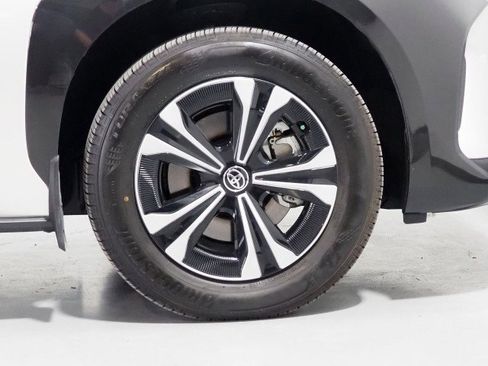 Used 2025 Toyota bZ4X XLE w/ Weather Package image 31