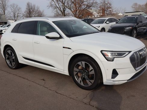 Used 2022 Audi e-tron Premium Plus w/ Premium Plus Package image 3