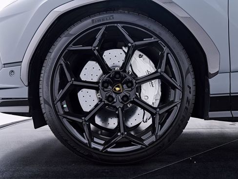 Used 2023 Lamborghini Urus Performante AWD/4WD image 3