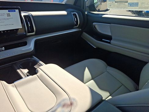 New 2025 Ford Expedition Active image 11