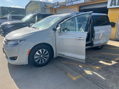 Used 2020 Chrysler Pacifica Touring-L Plus FWD image 9