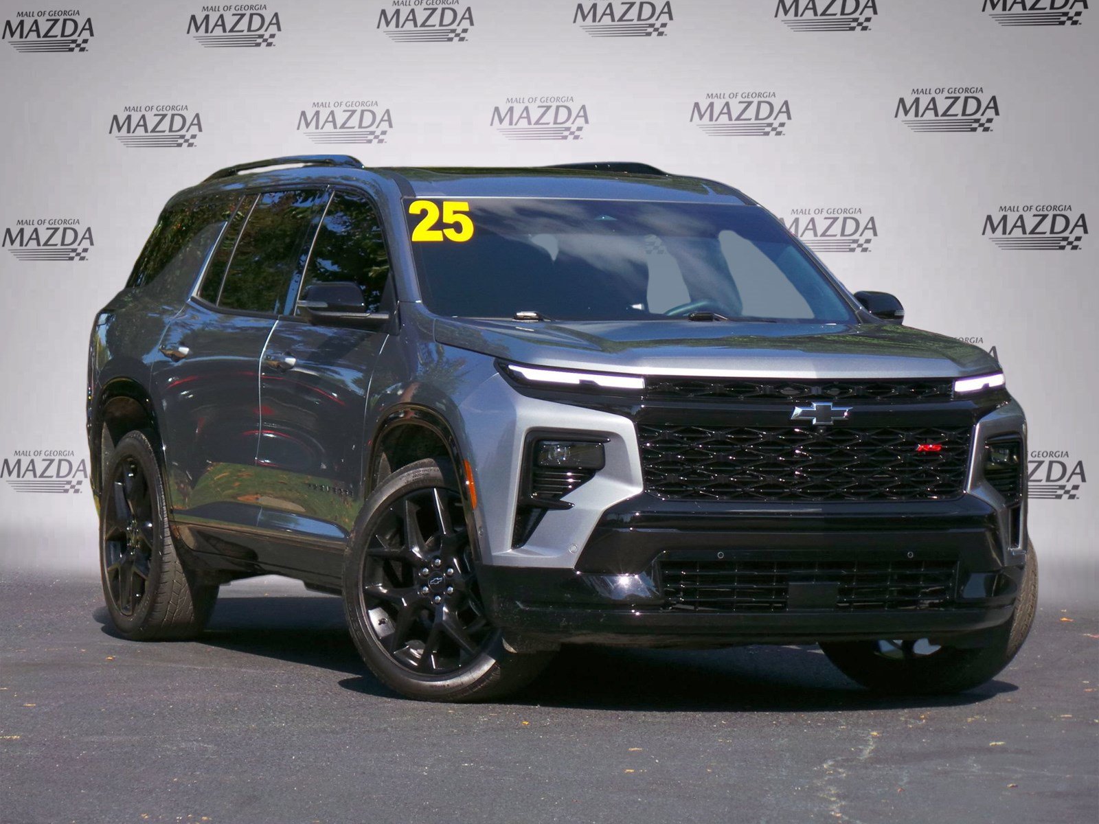 Used 2025 Chevrolet Traverse RS FWD image 2
