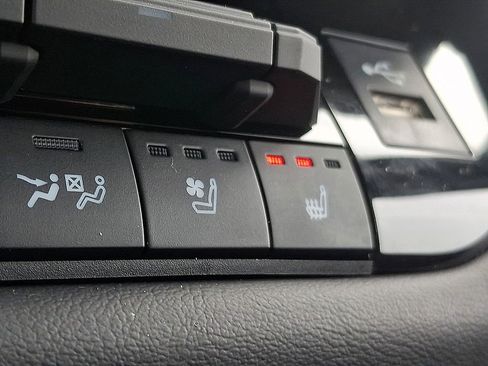 Used 2025 Toyota Sequoia Platinum AWD/4WD image 27