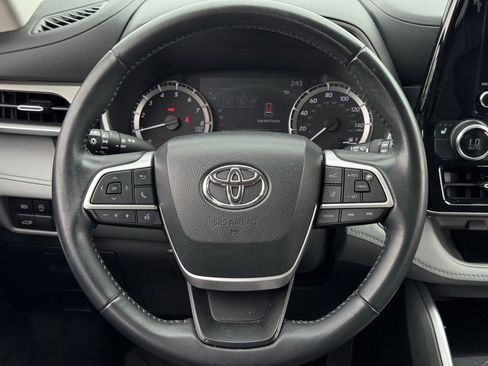 Used 2023 Toyota Highlander XLE FWD image 12