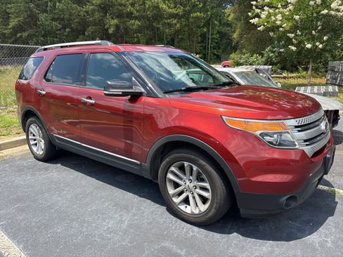 Used 2014 Ford Explorer XLT w/ Equipment Group 202A FWD image 2