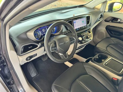 Used 2023 Chrysler Pacifica Touring-L FWD image 10