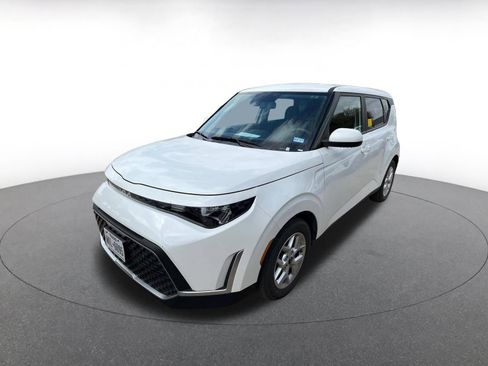 Used 2025 Kia Soul LX w/ LX Technology Package image 2