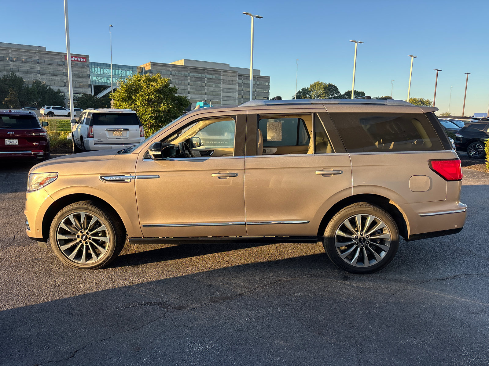 Certified 2020 Lincoln Navigator Reserve w/ Luxury Package AWD/4WD image 4