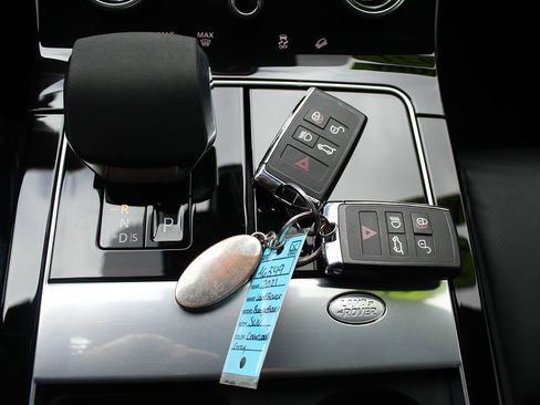 Used 2021 Land Rover Range Rover Velar R-Dynamic S image 33