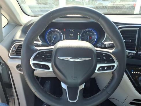 Used 2023 Chrysler Pacifica Touring-L image 8