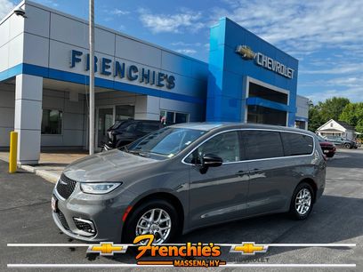 Used 2025 Chrysler Pacifica Select