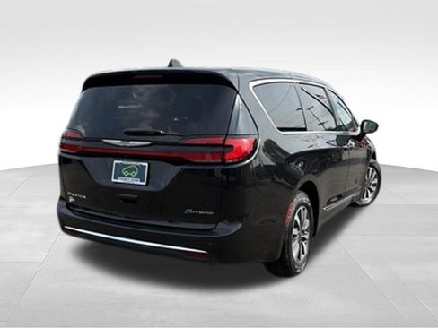 Used 2023 Chrysler Pacifica Limited FWD image 5