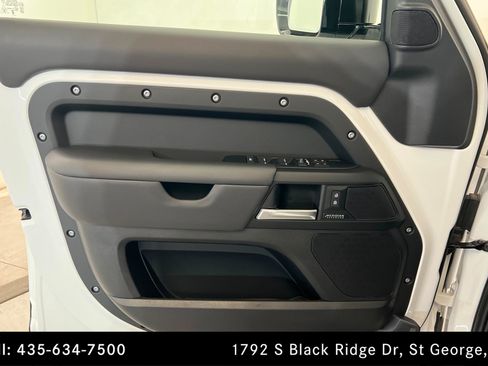 Used 2025 Land Rover Defender 130 X-Dynamic SE AWD/4WD image 14