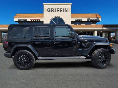 Used 2025 Jeep Wrangler Unlimited Sahara image 3