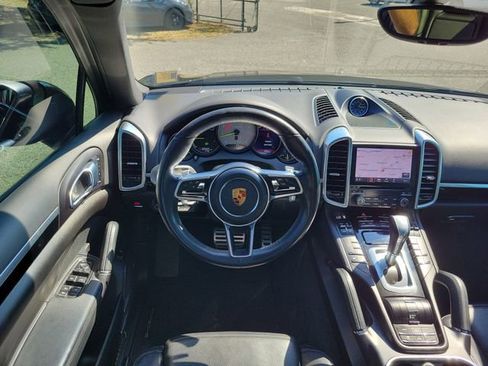 Used 2018 Porsche Cayenne S image 26
