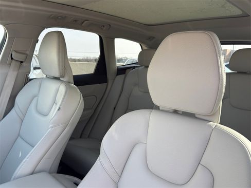 Used 2023 Volvo XC60 B5 Plus w/ Protection Package Premier image 11