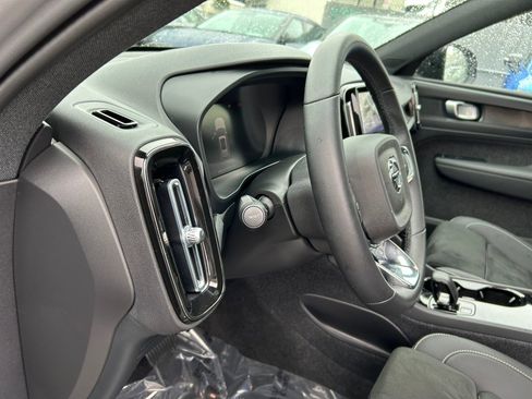 Used 2023 Volvo XC40 Recharge Plus image 19