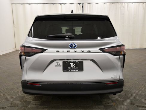 Used 2024 Toyota Sienna LE image 6