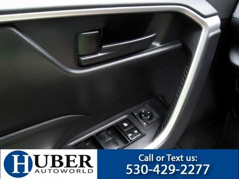 Used 2019 Toyota RAV4 LE image 5