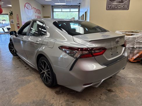 Used 2022 Toyota Camry SE w/ Cold Weather Package AWD/4WD image 9