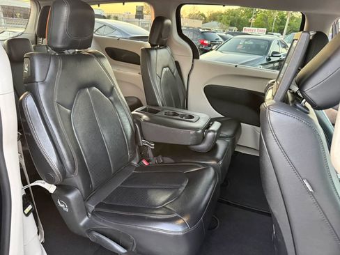 Used 2018 Chrysler Pacifica Touring-L Plus image 12