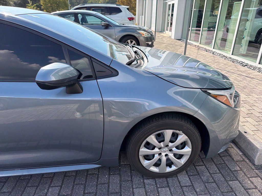 Used 2025 Toyota Corolla LE FWD image 12