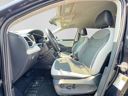 Used 2025 Volkswagen Taos SE FWD image 19
