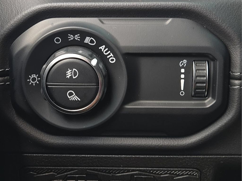 Used 2025 Jeep Gladiator Mojave AWD/4WD image 17