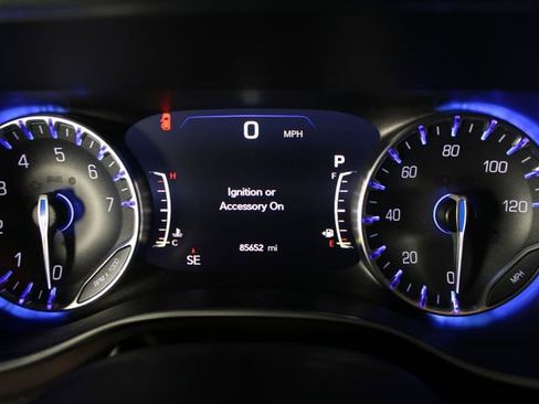 Used 2018 Chrysler Pacifica Touring-L Plus w/ Tire & Wheel Group FWD image 16