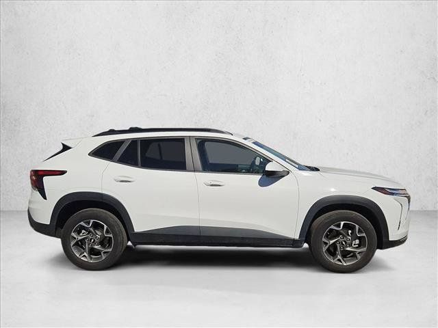 Used 2025 Chevrolet Trax LT w/ LT Convenience Package FWD image 4