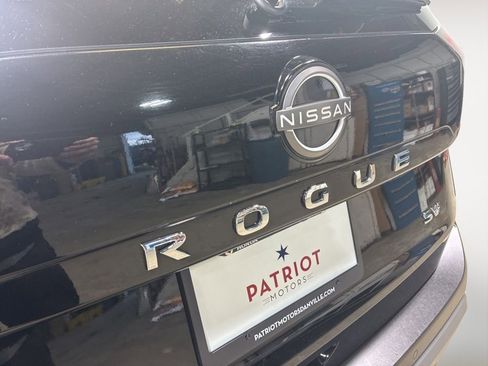 Used 2023 Nissan Rogue SV image 11