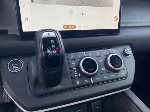 Used 2023 Land Rover Defender 130 X-Dynamic SE image 31