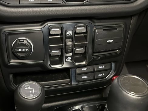 Used 2024 Jeep Wrangler Unlimited Sahara AWD/4WD image 33